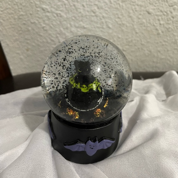 Black Cat Halloween Snow Globe - Picture 3 of 5